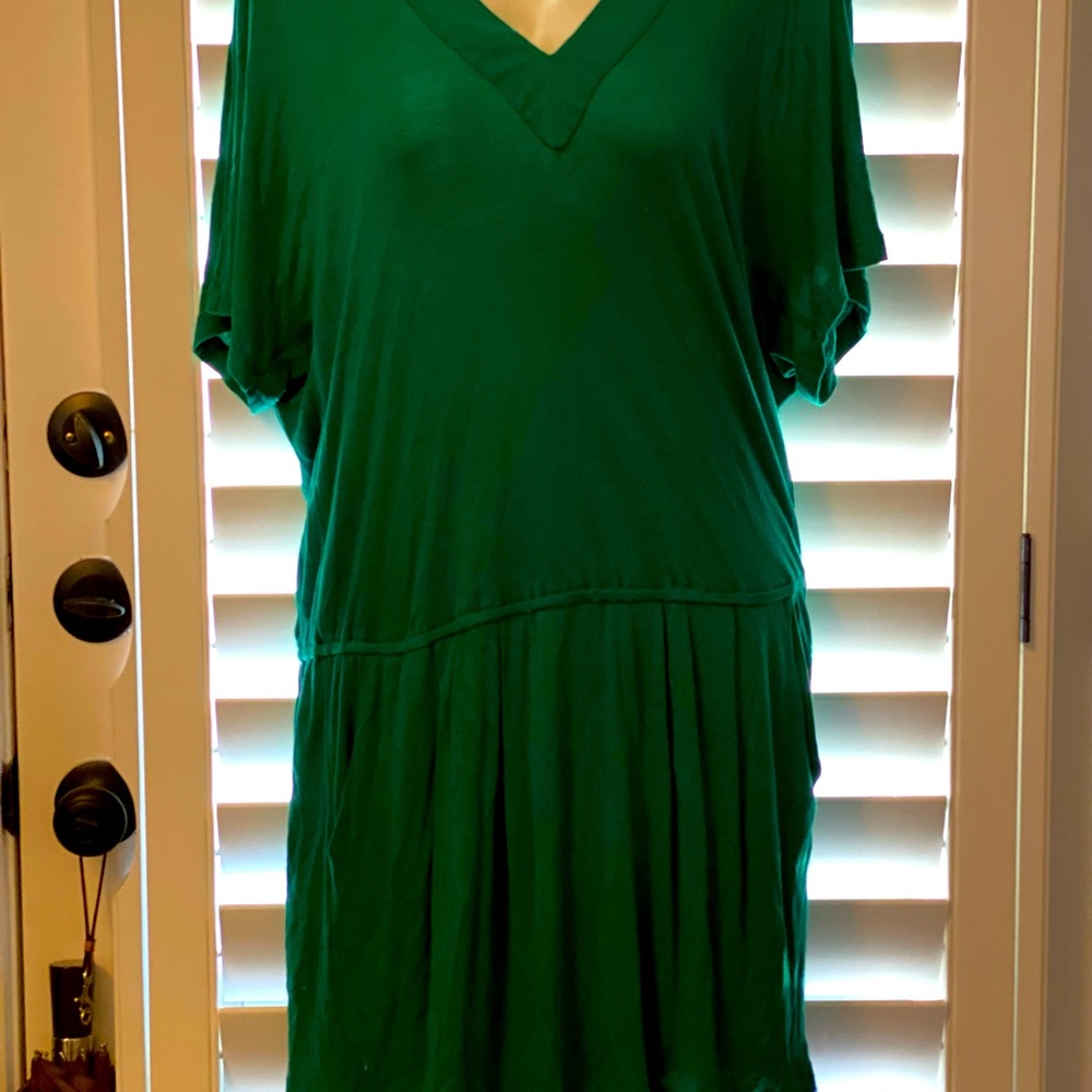 Lightweight Kelly green BCBG tshirt dress with pockets